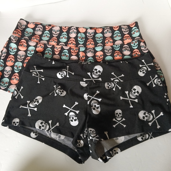2 Pair Skull Print Shorts - Picture 2 of 6